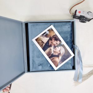 Welurowy album na zdjęcia + opakowanie ,,Świetlisty błękit''