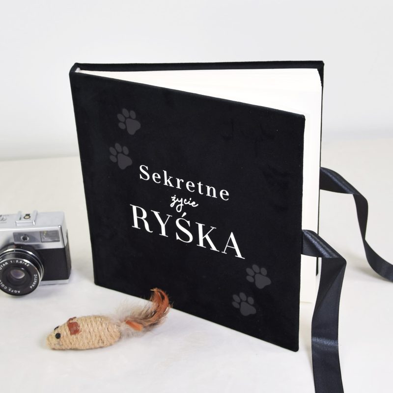 Welurowy album na zdjęcia „Sekretne życie kota”