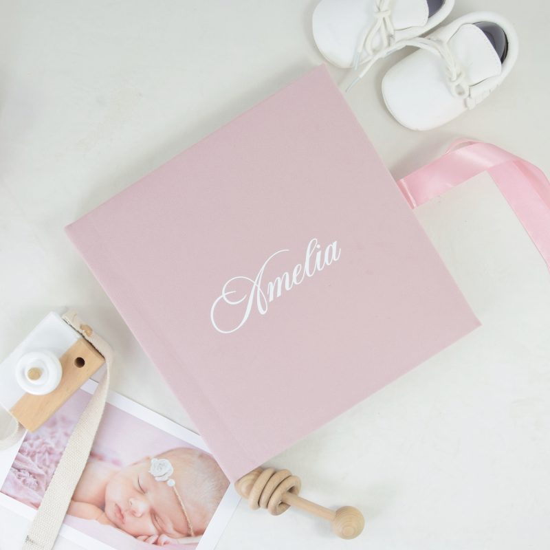 Zestaw album na zdjęcia na chrzest święty + opakowanie ,,Pudrowy Dotyk''