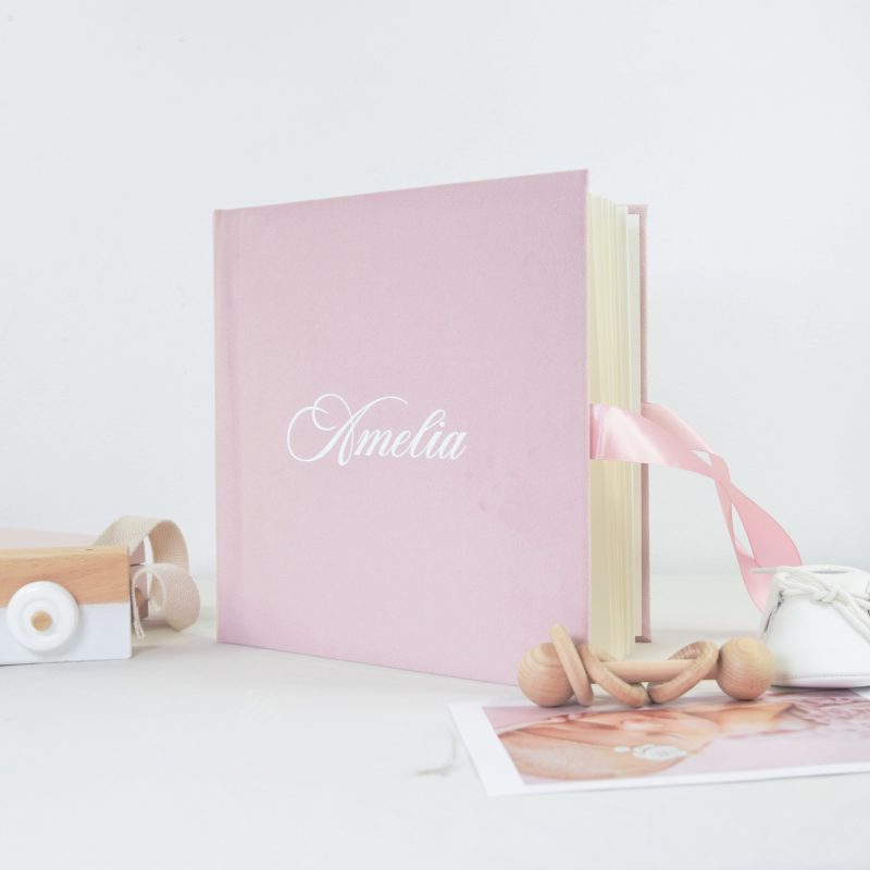 Zestaw album na zdjęcia na chrzest święty + opakowanie ,,Pudrowy Dotyk''